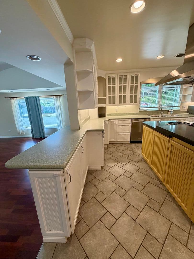 San Jose House: 886 N. Redwood Avenue
