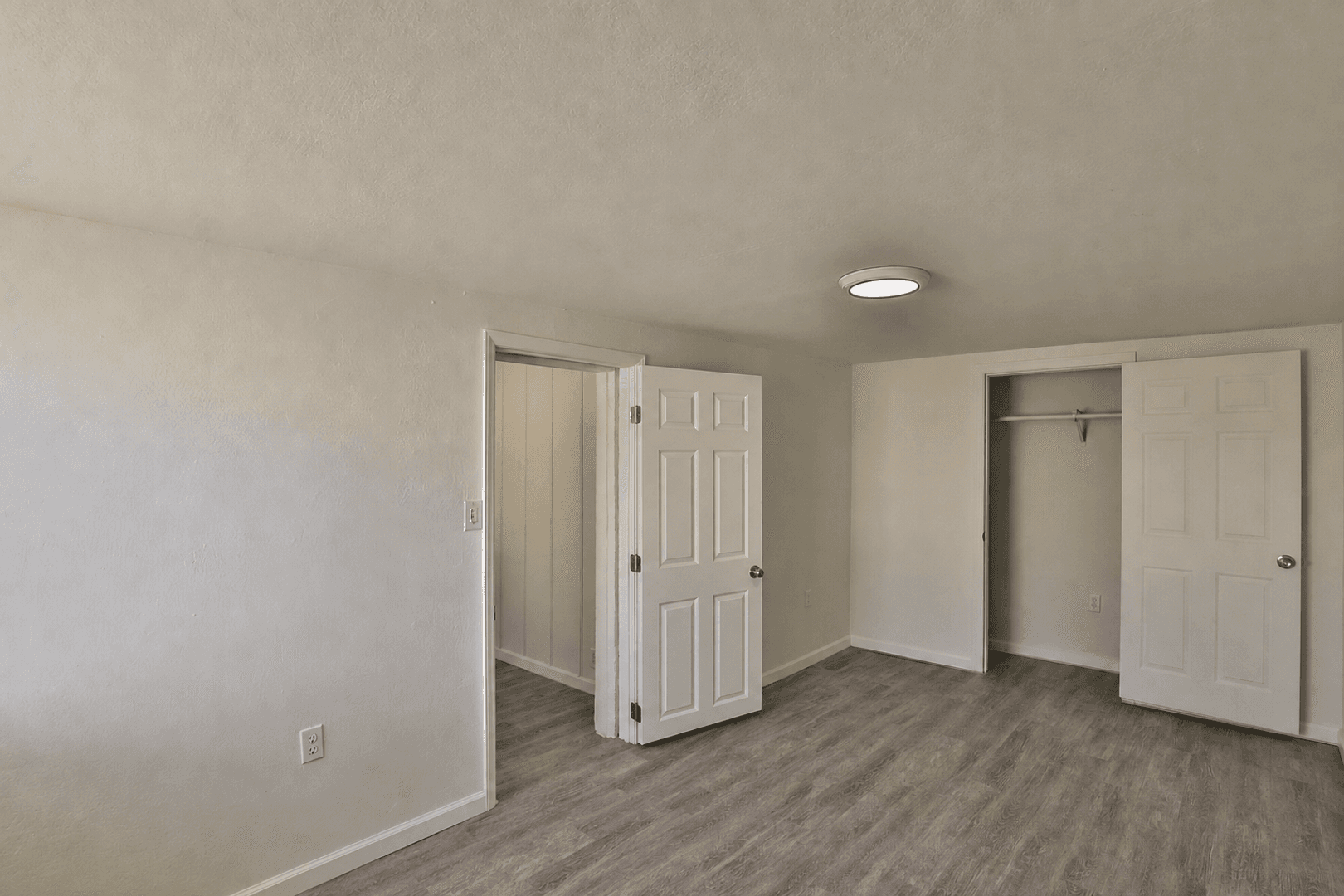 Phoenix Apartment: 102 E. Hatcher Rd. (CB)