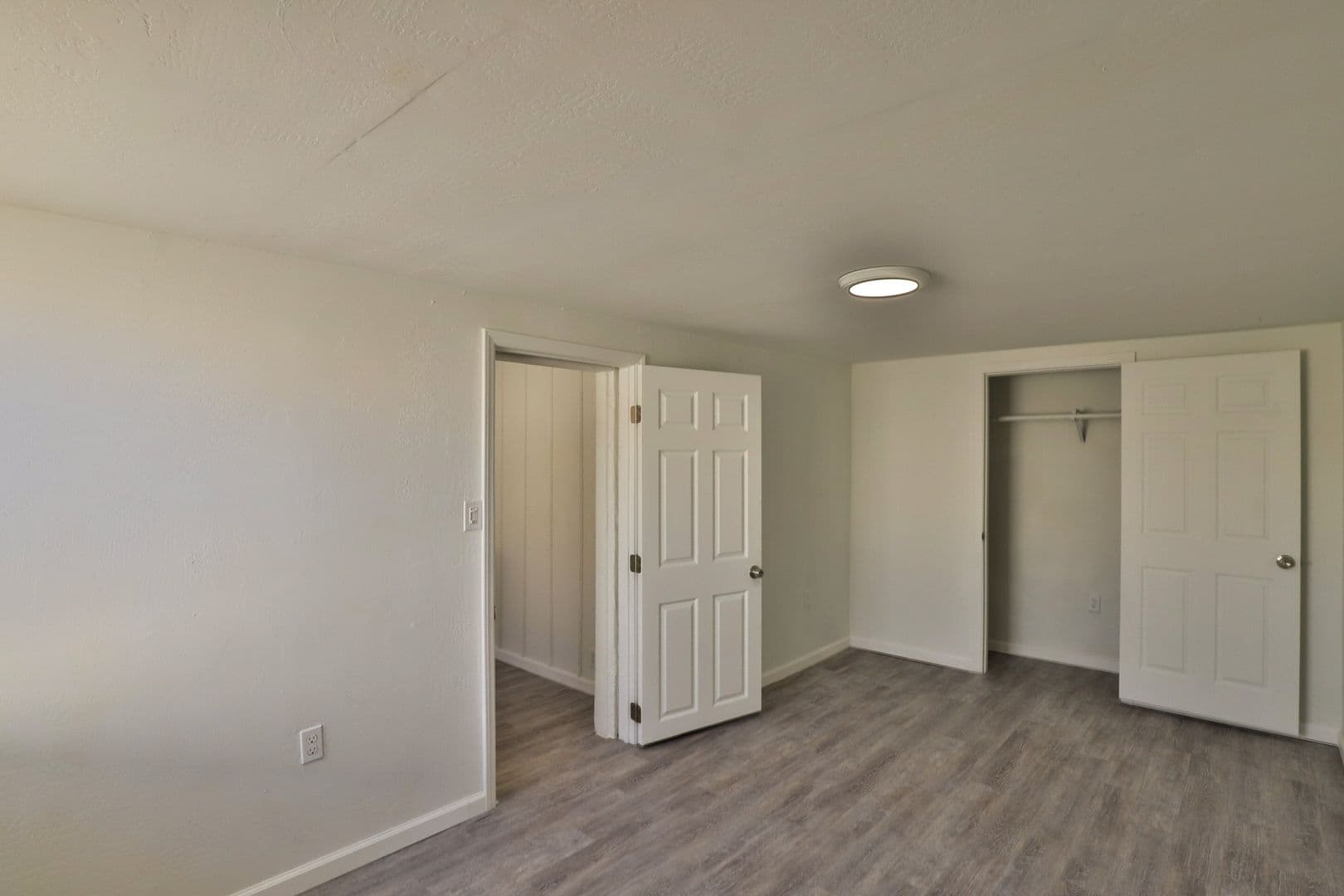 Phoenix Apartment: 102 E. Hatcher Rd. (CB)