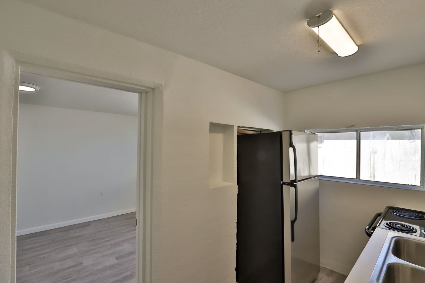 Phoenix Apartment: 102 E. Hatcher Rd. (CB)