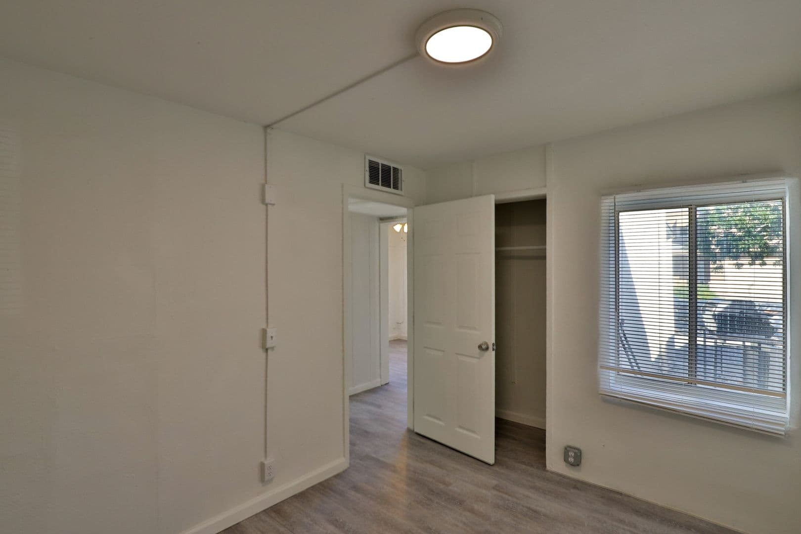 Phoenix Apartment: 102 E. Hatcher Rd. (CB)