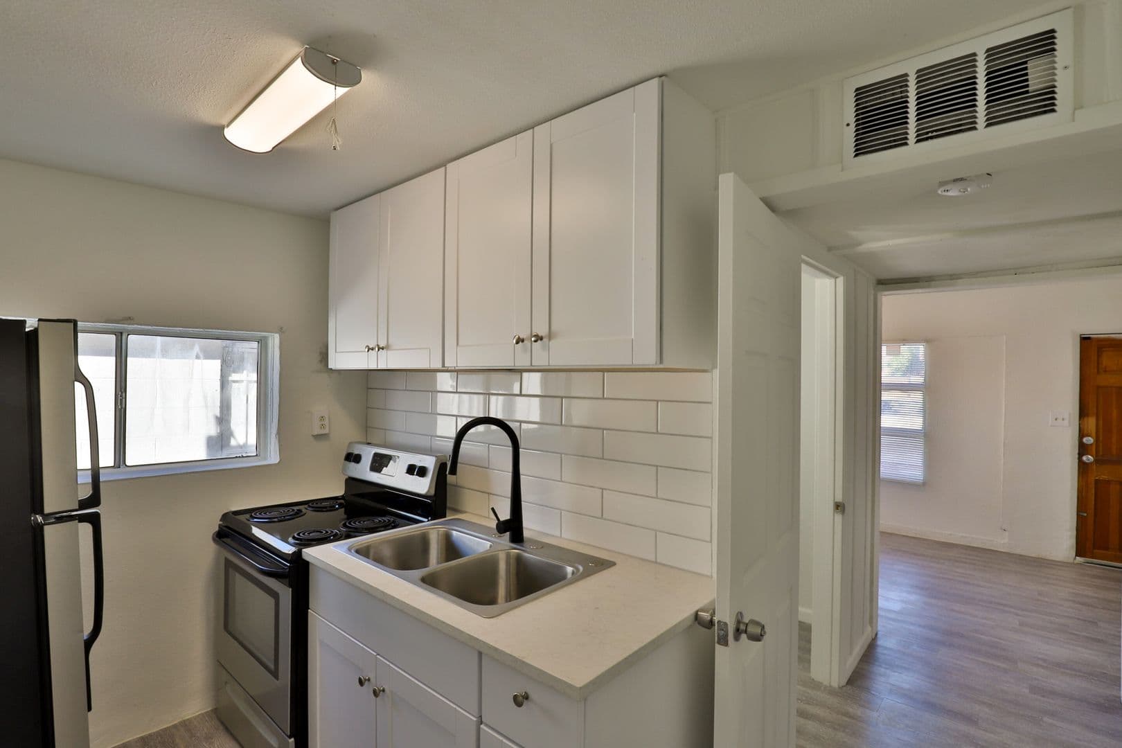 Phoenix Apartment: 102 E. Hatcher Rd. (CB)