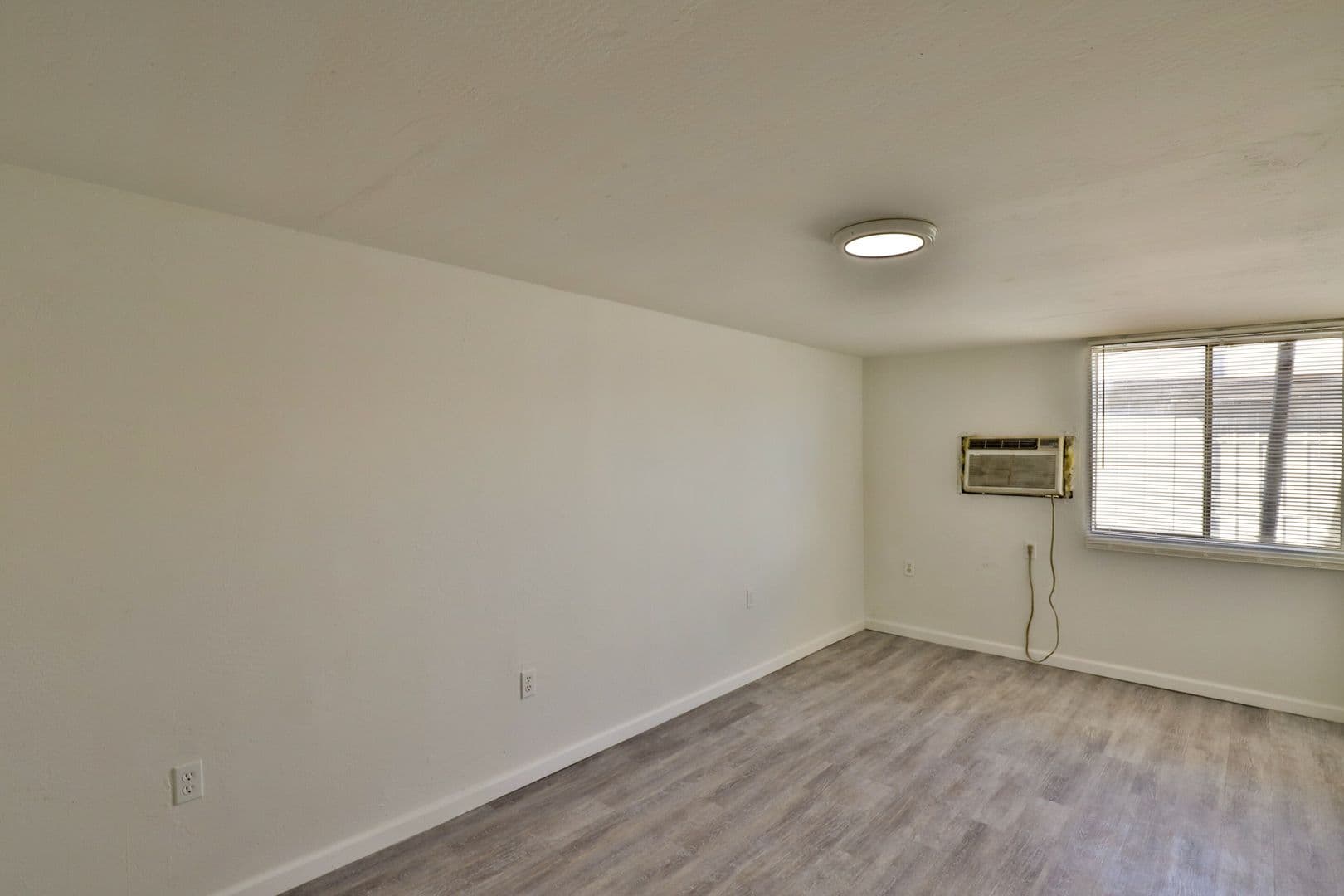 Phoenix Apartment: 102 E. Hatcher Rd. (CB)