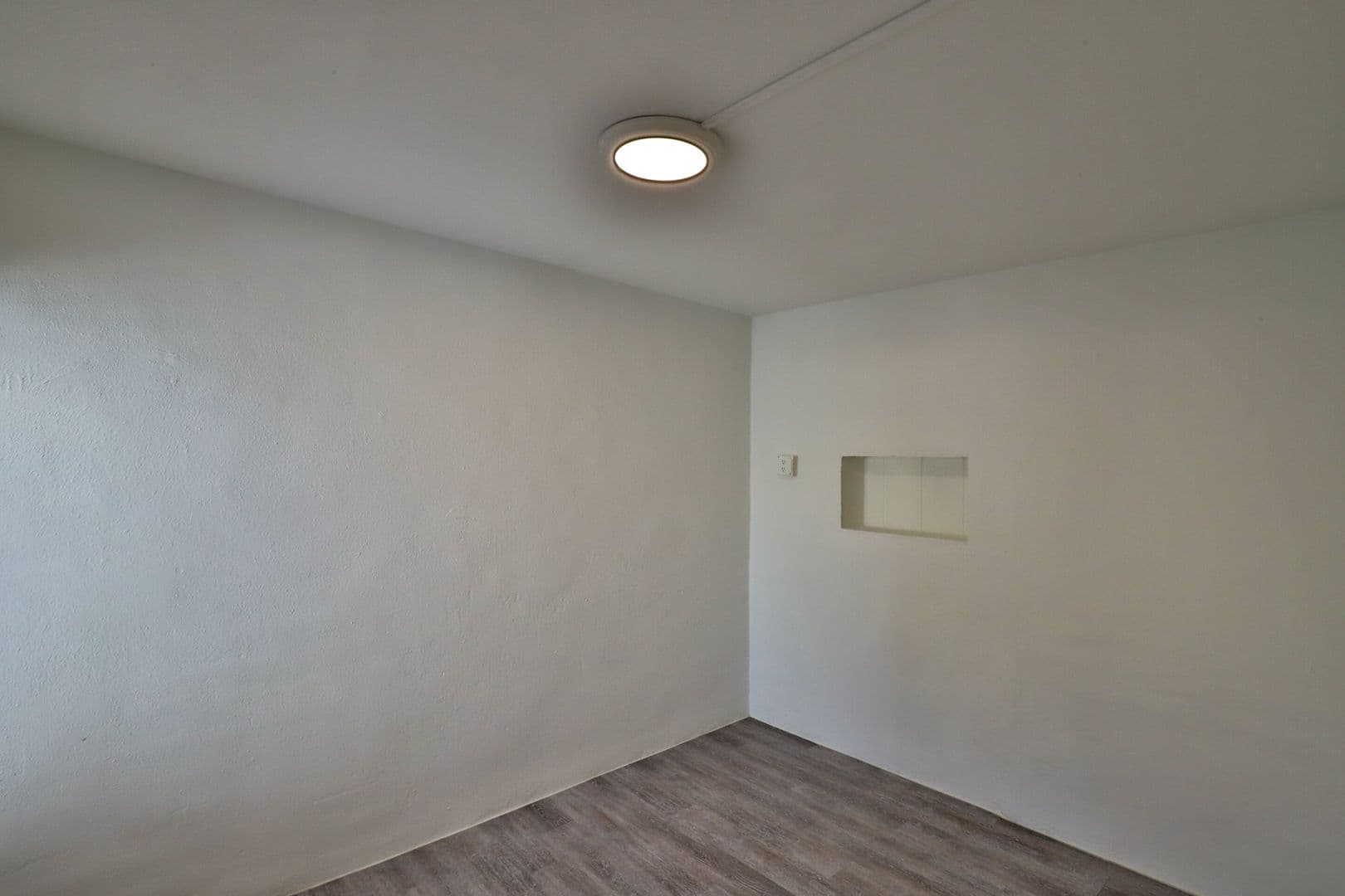 Phoenix Apartment: 102 E. Hatcher Rd. (CB)
