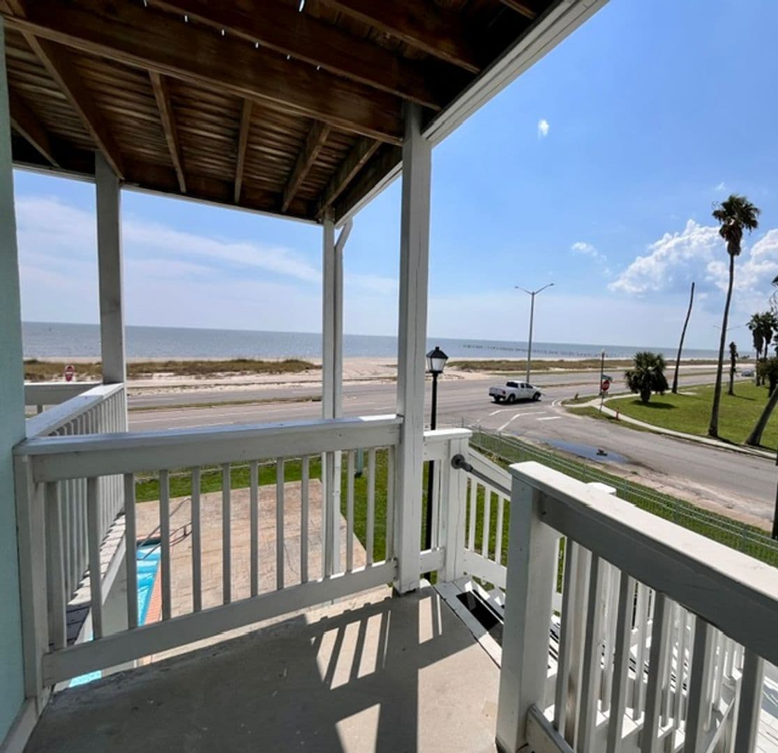 Biloxi House: 1496 Beach Blvd