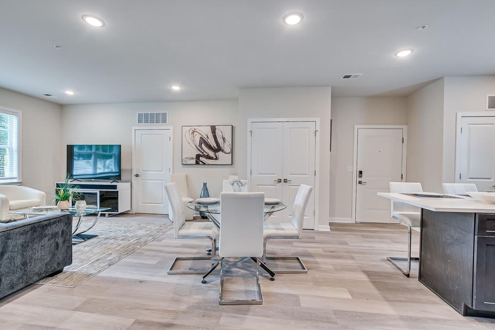 Edison Apartment: 463 Old Post Road