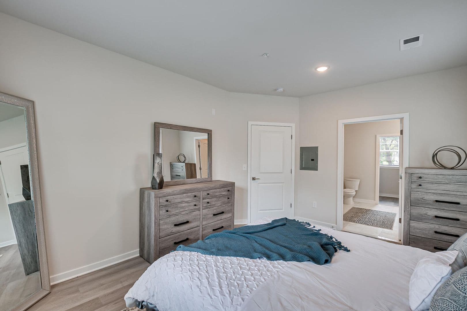 Edison Apartment: 463 Old Post Road