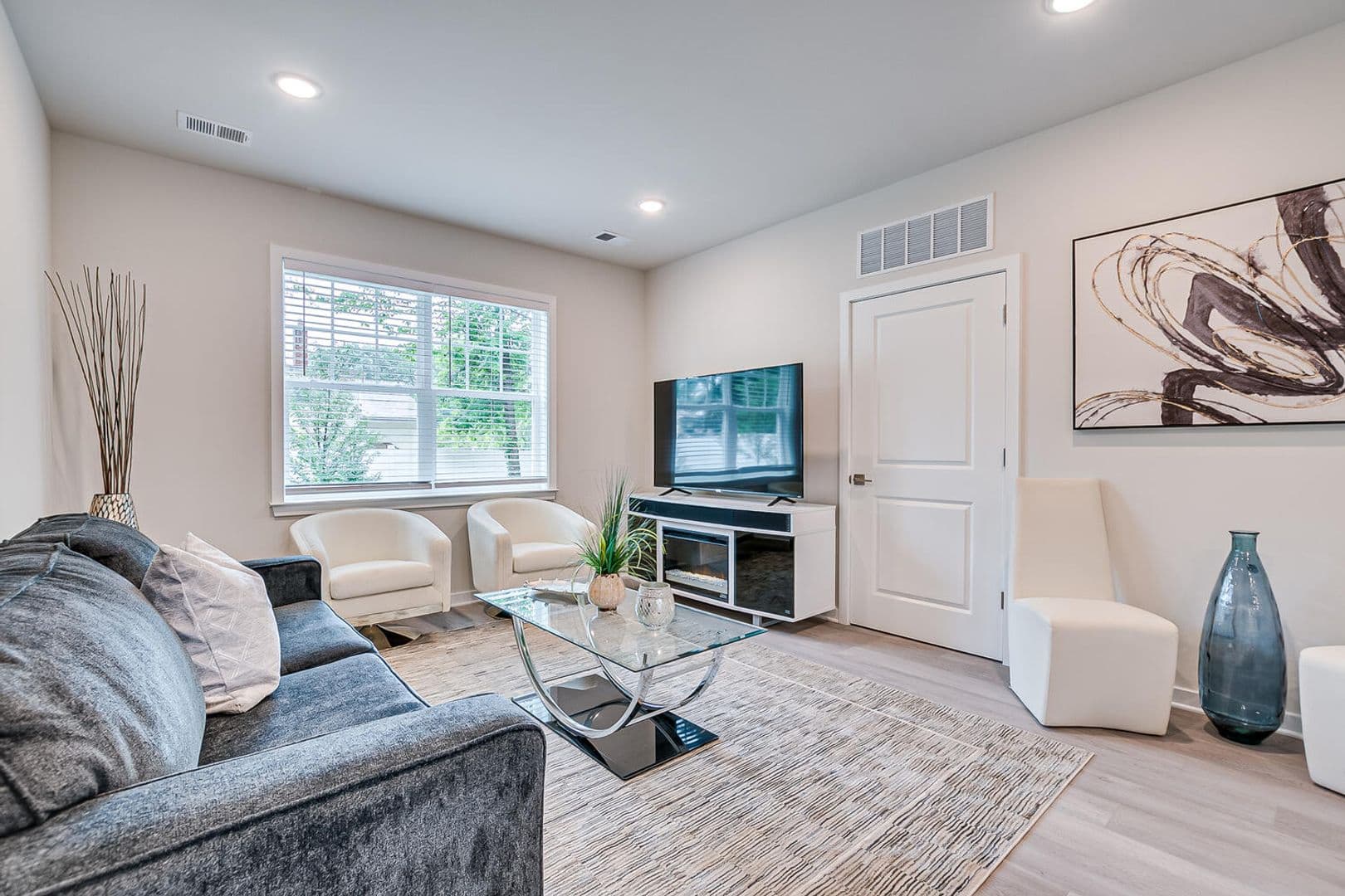 Edison Apartment: 463 Old Post Road