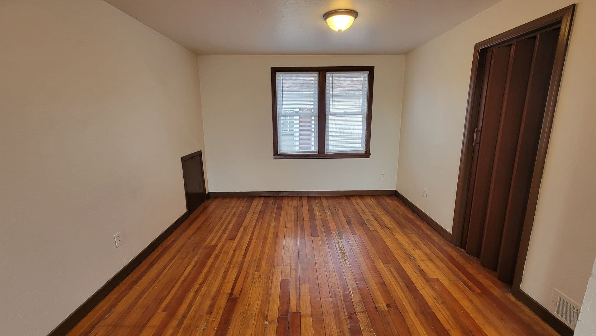 Green Bay House: 1168 1/2 Shawano Avenue