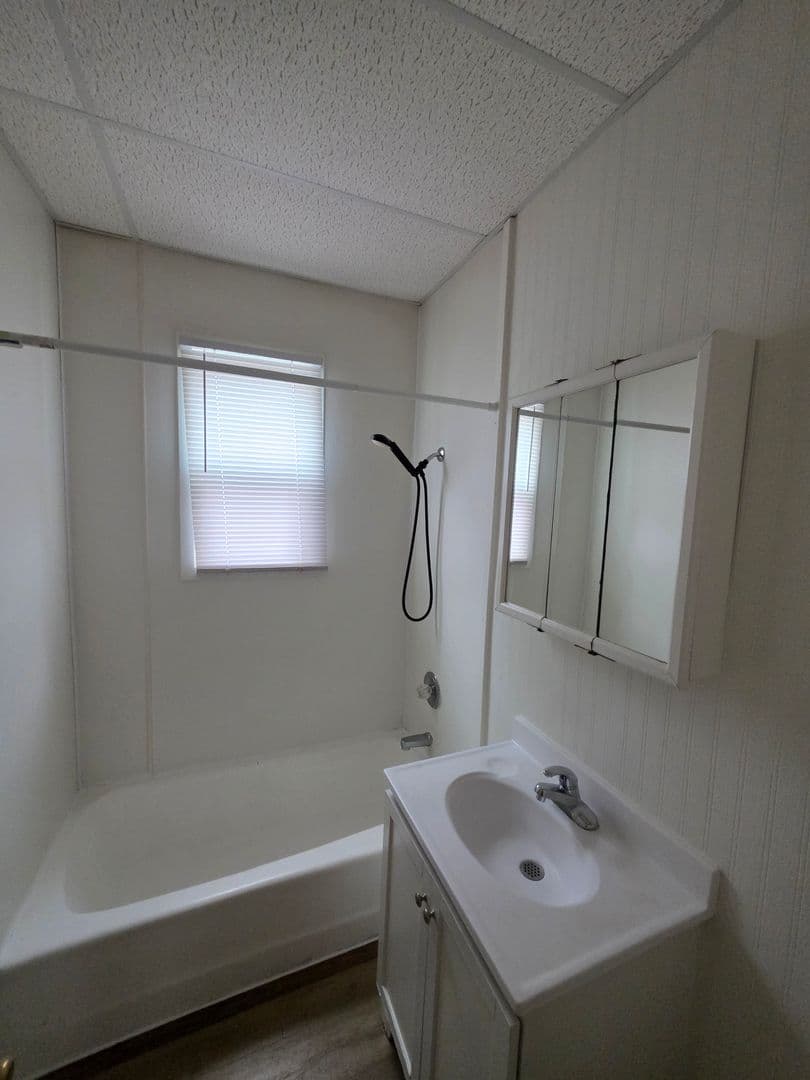 Oshkosh Apartment: 826 Wright Street