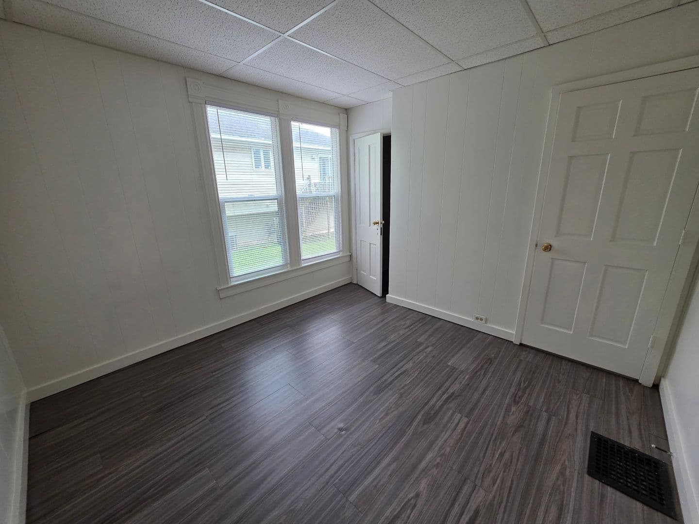 Oshkosh Apartment: 826 Wright Street