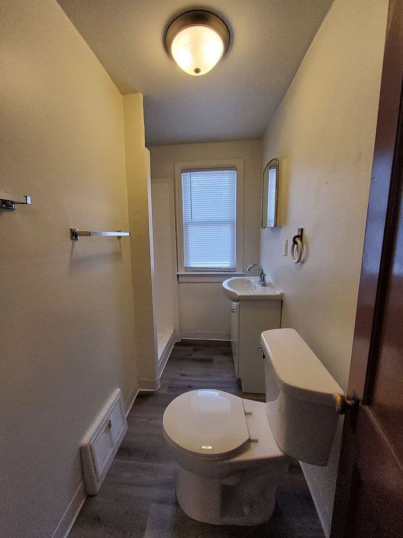 Green Bay House: 1168 1/2 Shawano Avenue