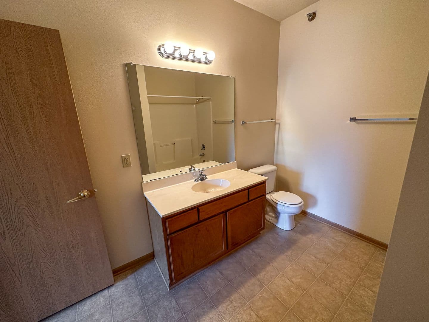 Ames Apartment: 210 Gray Ave