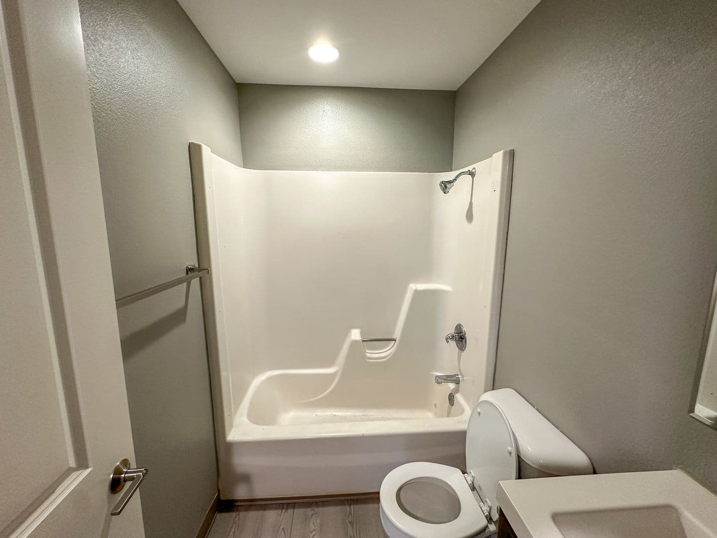Ames Apartment: 218 S Dakota Ave