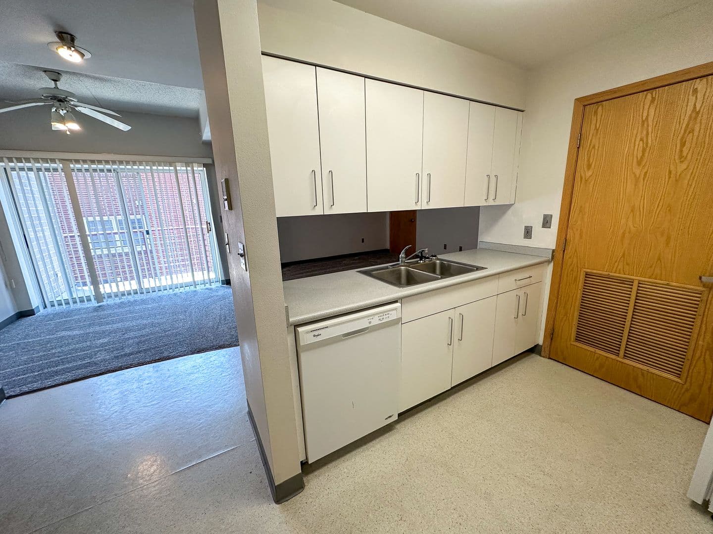 Ames Apartment: 244 N Hyland Ave