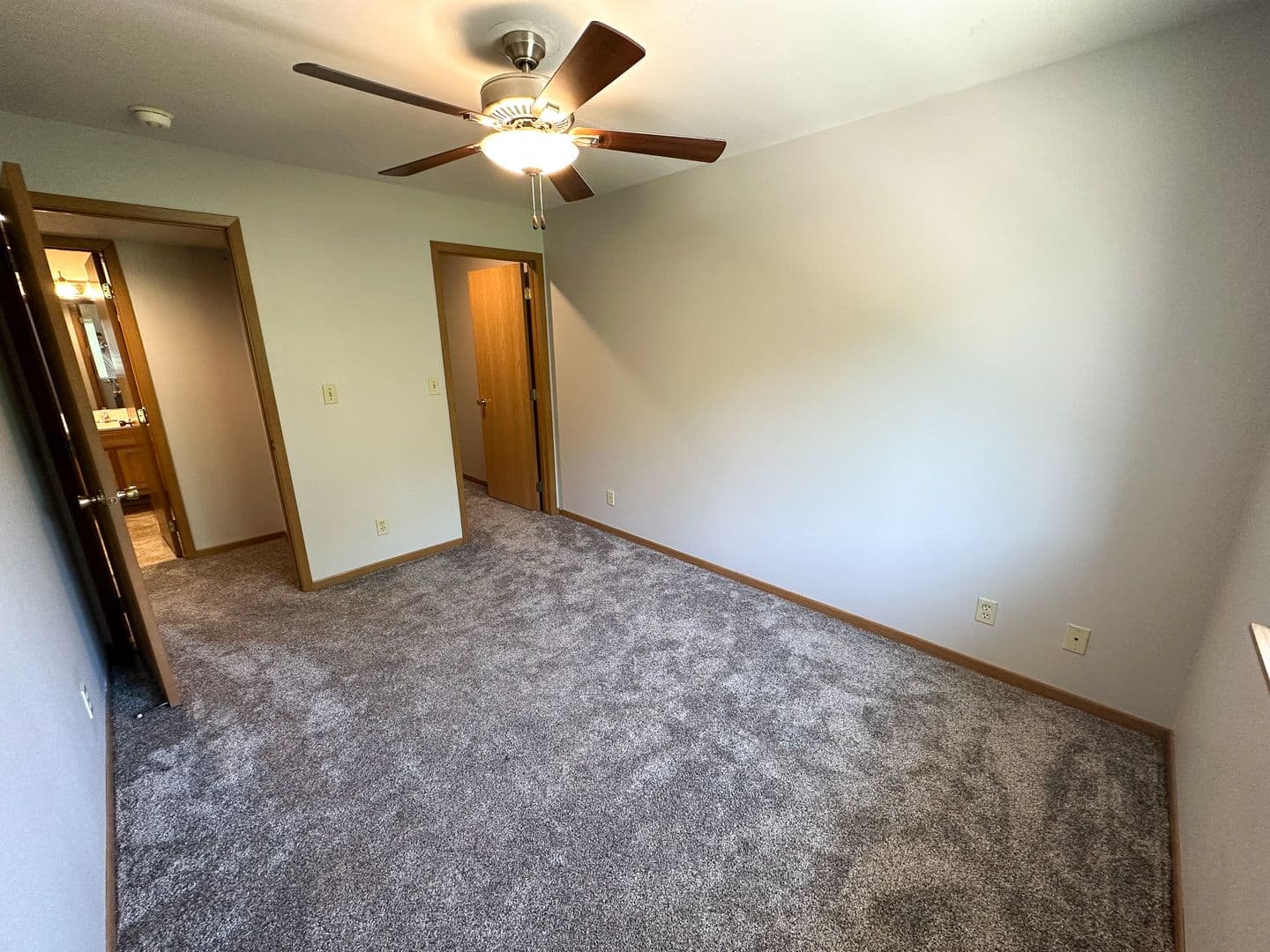 Ames Apartment: 258 N Hyland Ave