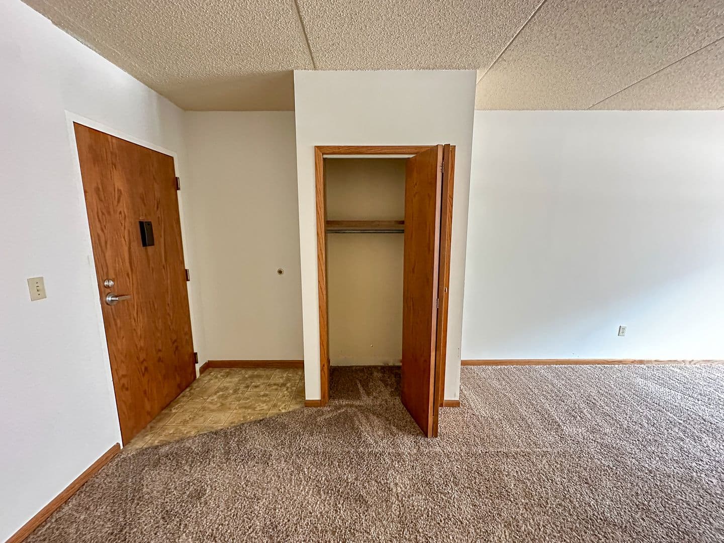 Ames Apartment: 246 N Hyland Ave