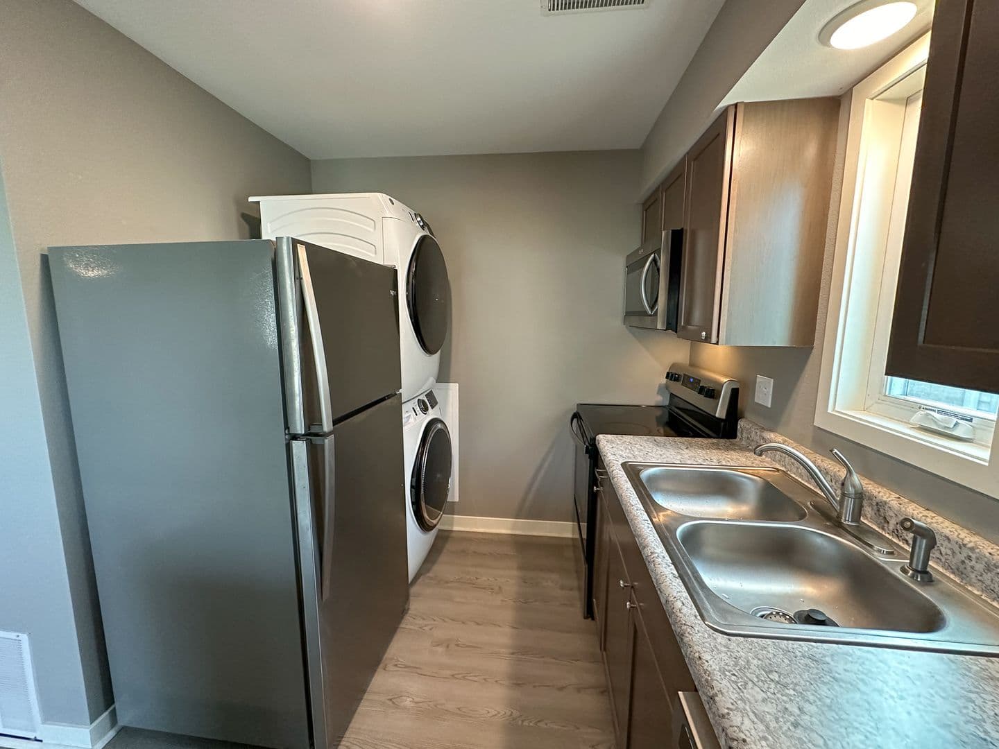 Ames Apartment: 218 S Dakota Ave