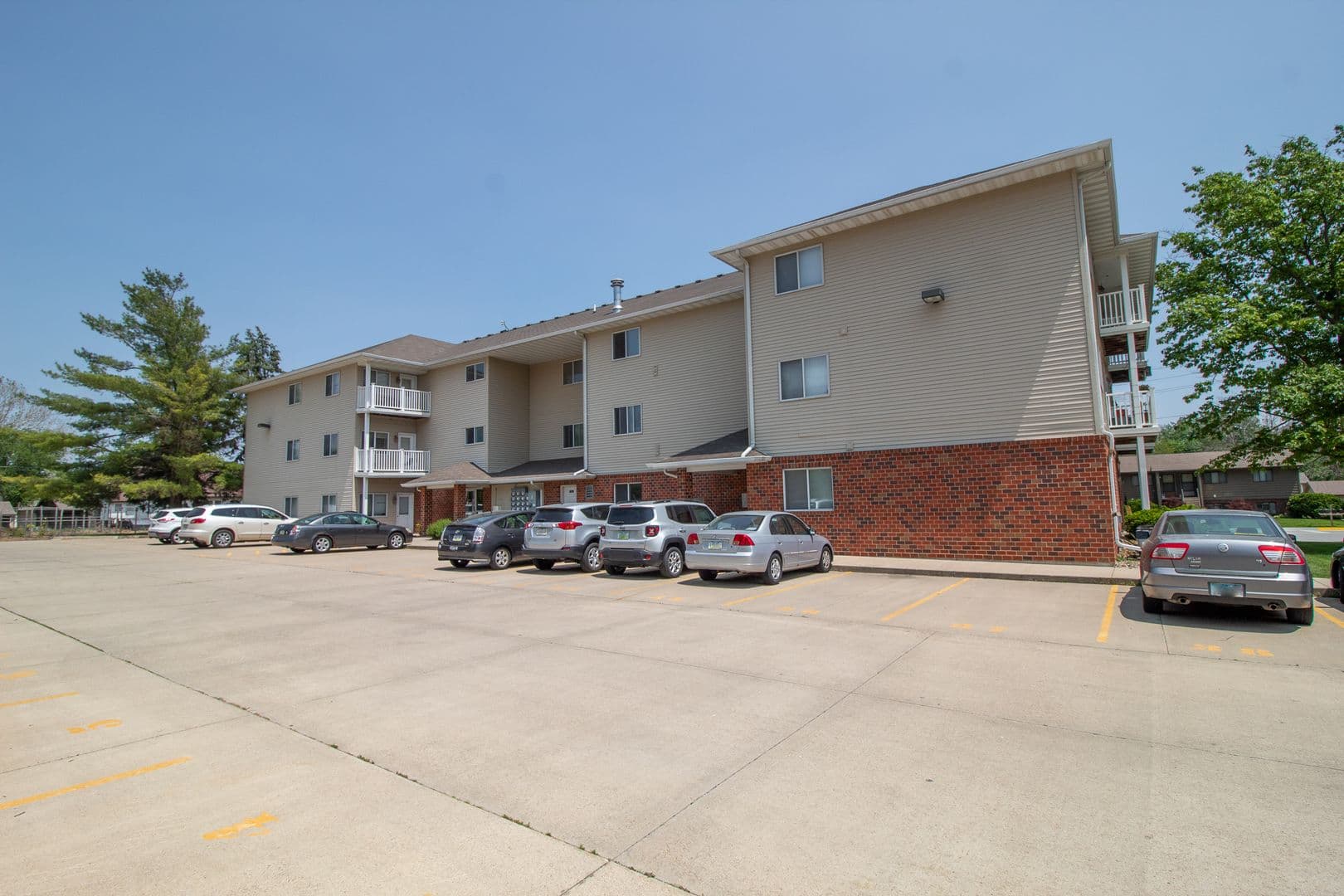Ames Apartment: 1401 N Dakota Ave