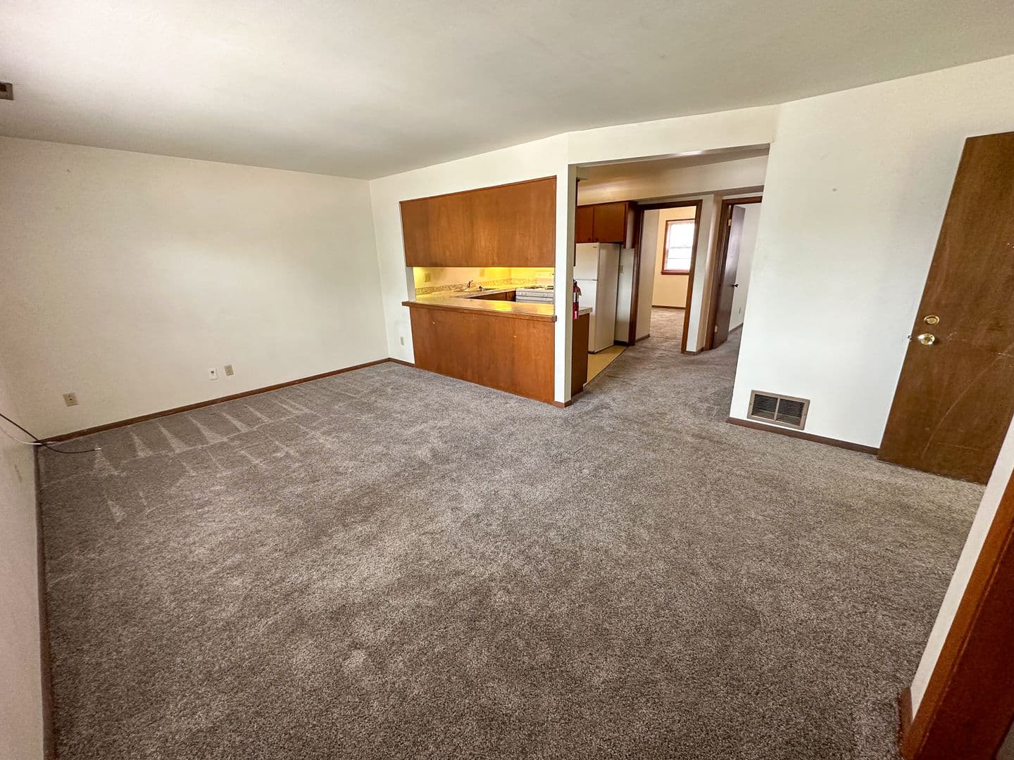 Ames Apartment: 218 N Hyland Ave