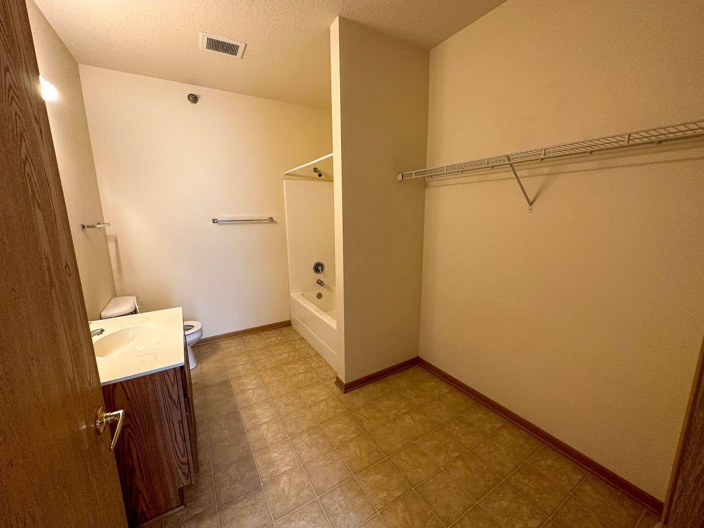 Ames Apartment: 210 Gray Ave