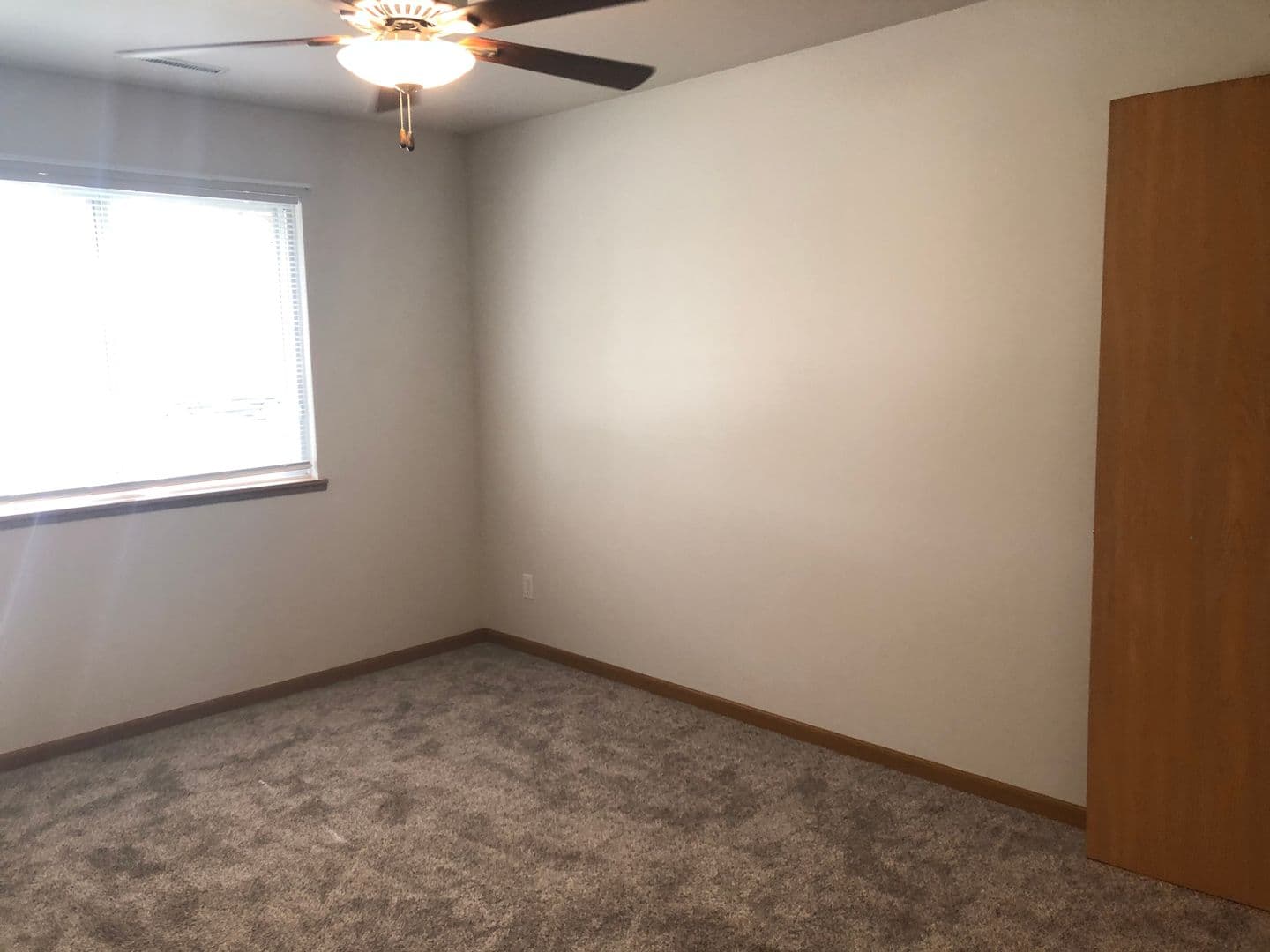 Ames Apartment: 1401 N Dakota Ave