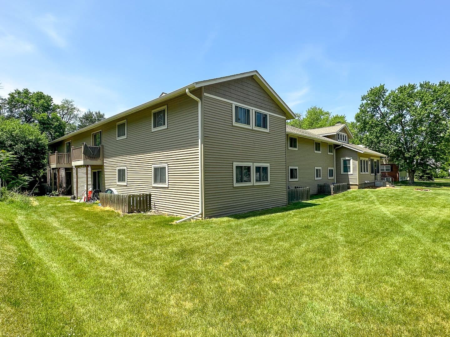 Ames Apartment: 121 Howard Ave
