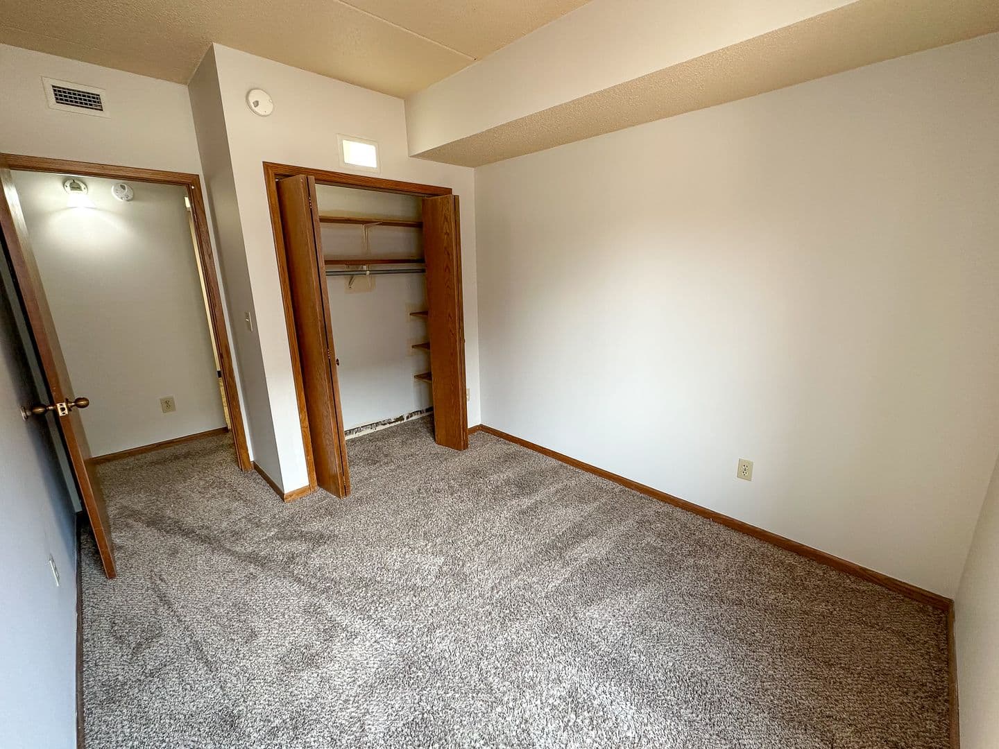Ames Apartment: 246 N Hyland Ave