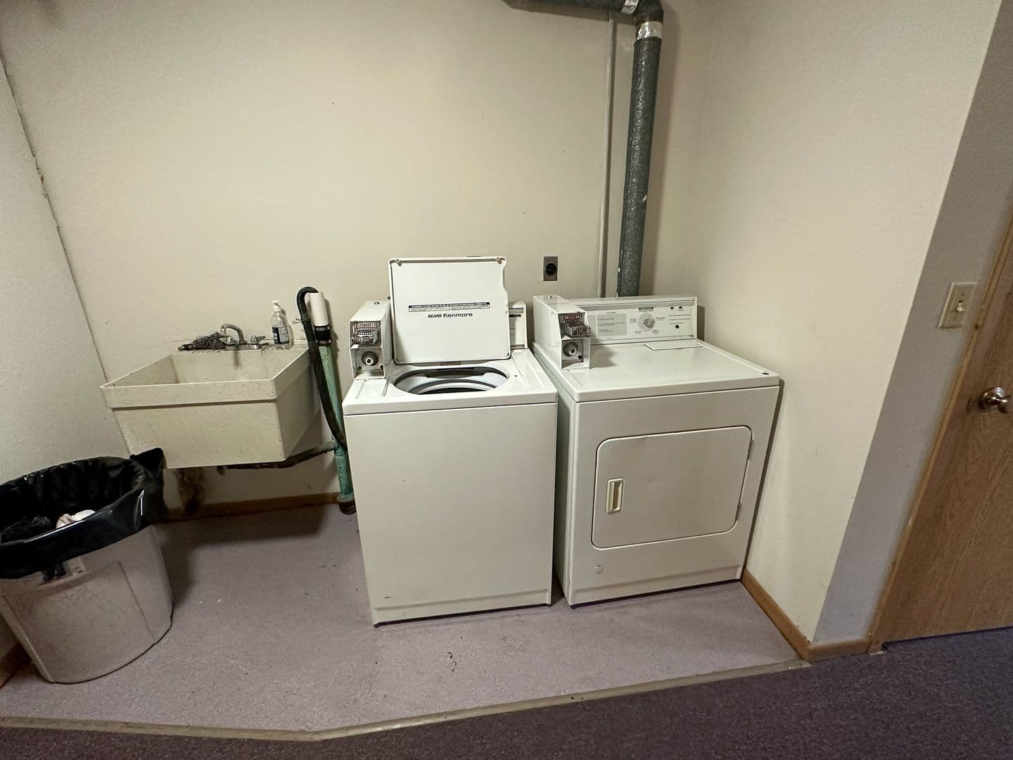 Ames Apartment: 2921 Woodland St