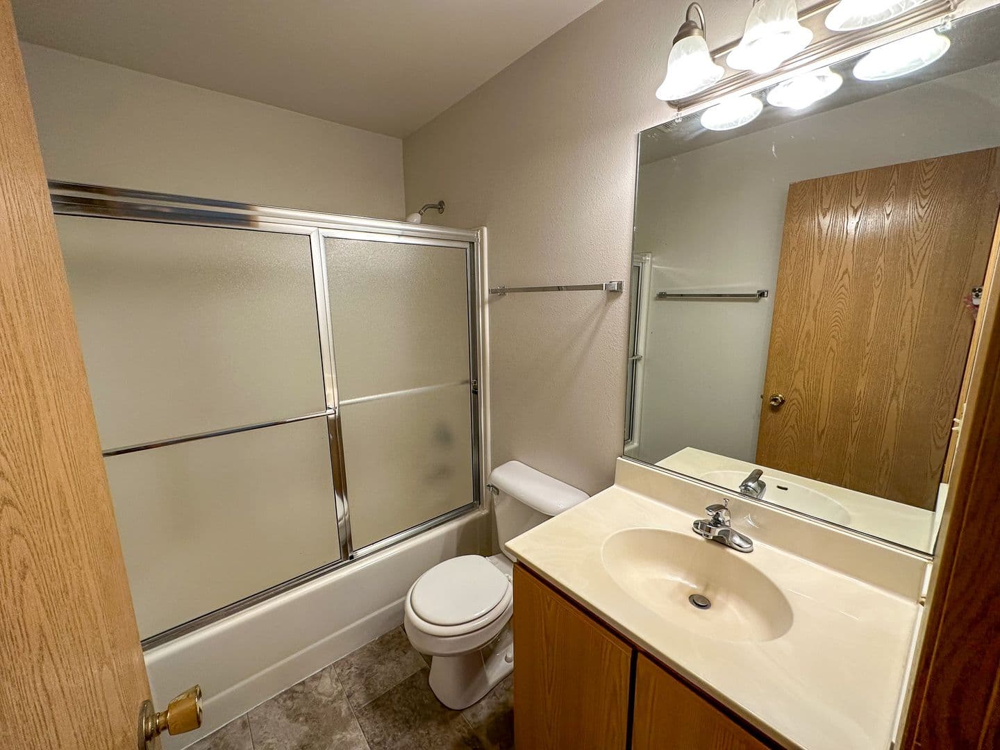 Ames Apartment: 221 Sheldon Ave