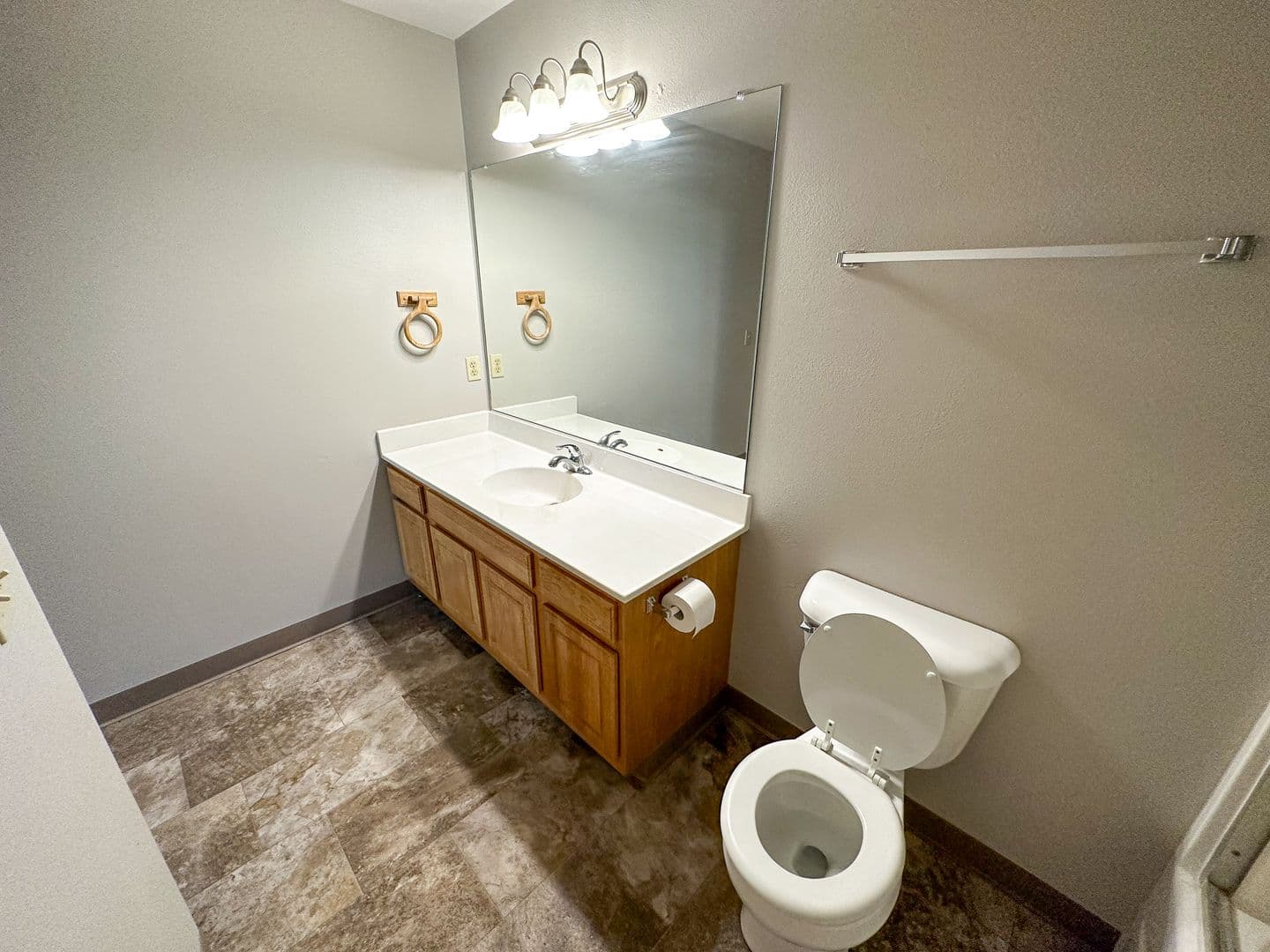 Ames Apartment: 258 N Hyland Ave