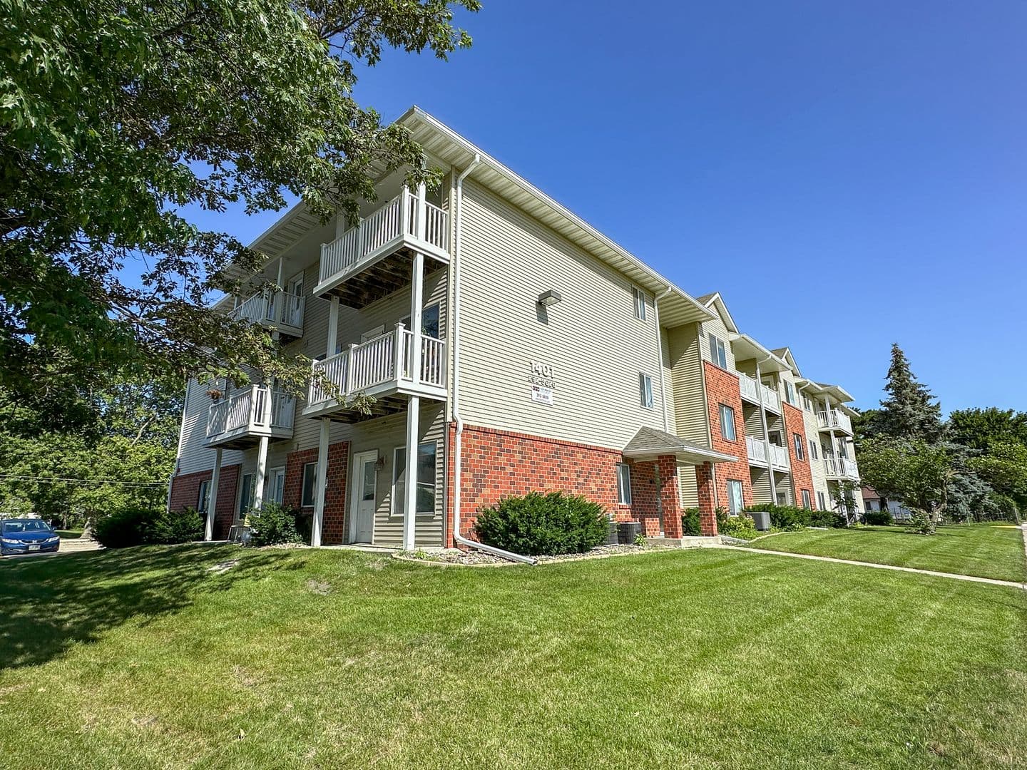 Ames Apartment: 1401 N Dakota Ave