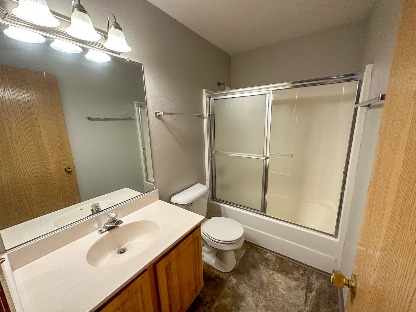 Ames Apartment: 258 N Hyland Ave