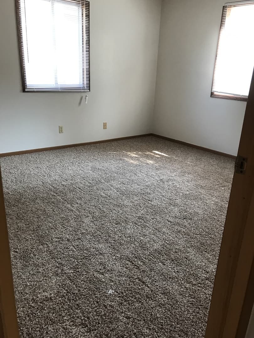 Ames Apartment: 220 S Dakota Ave