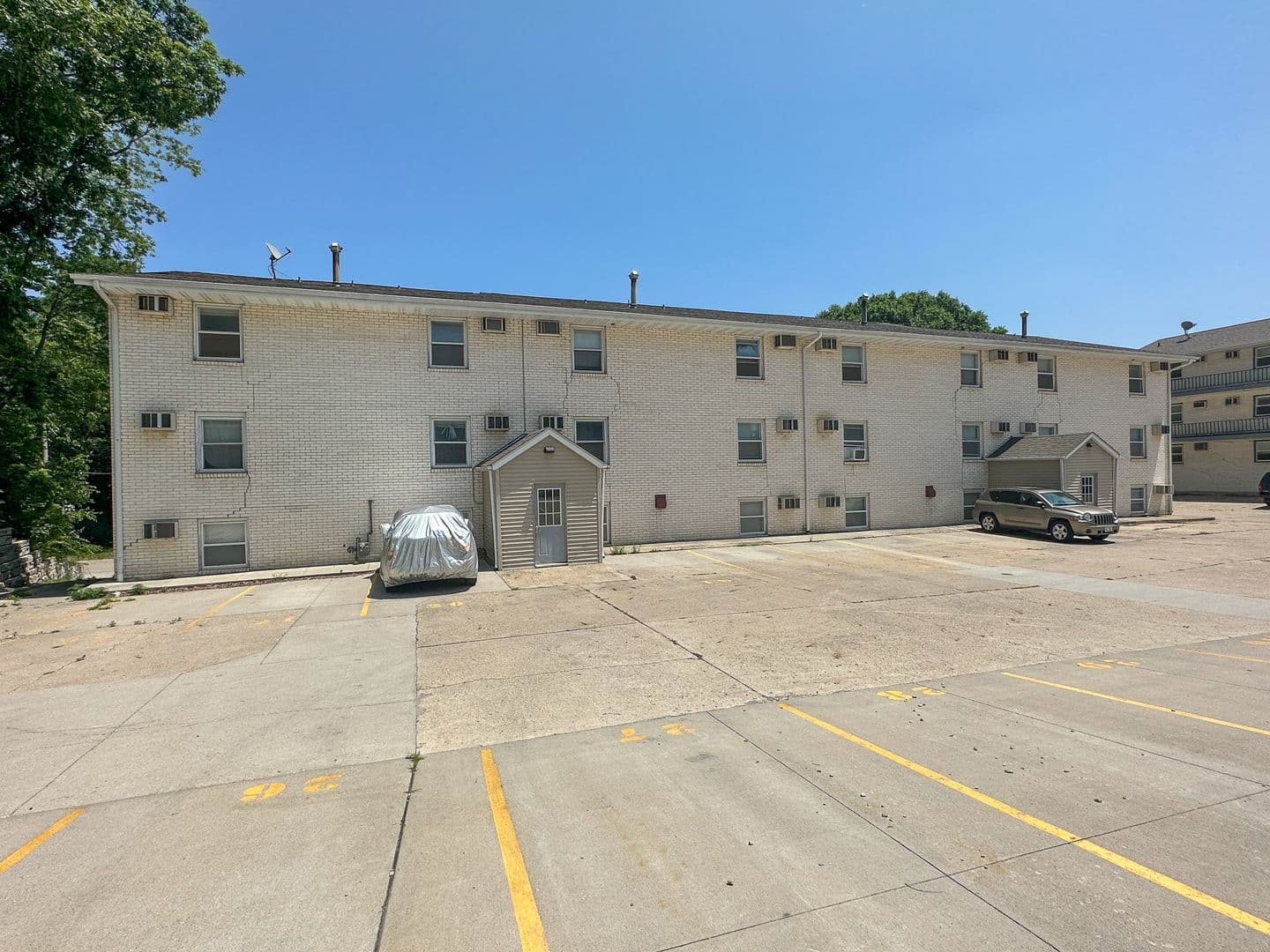 Ames Apartment: 2921 Woodland St