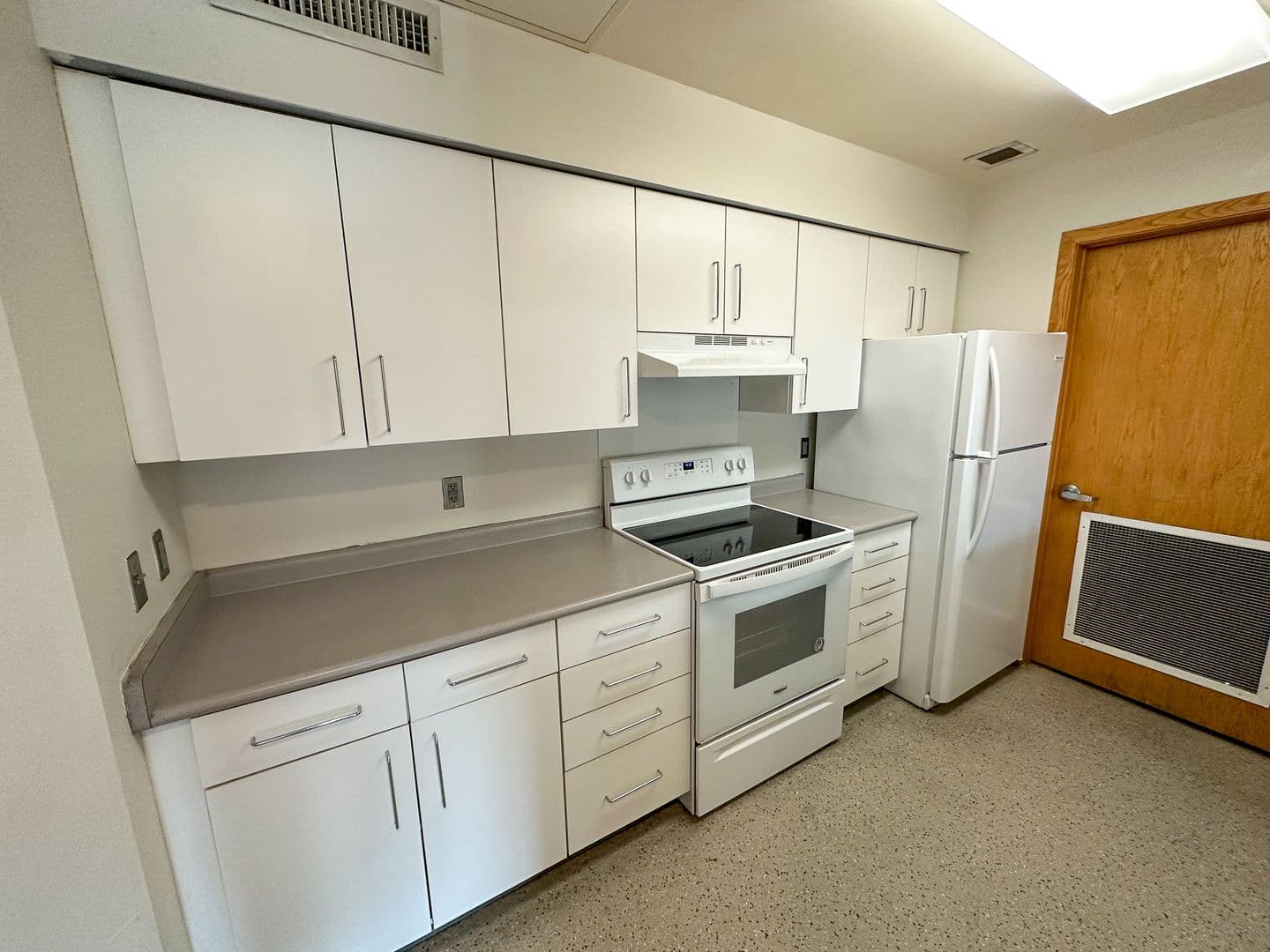 Ames Apartment: 245 N Hyland Ave