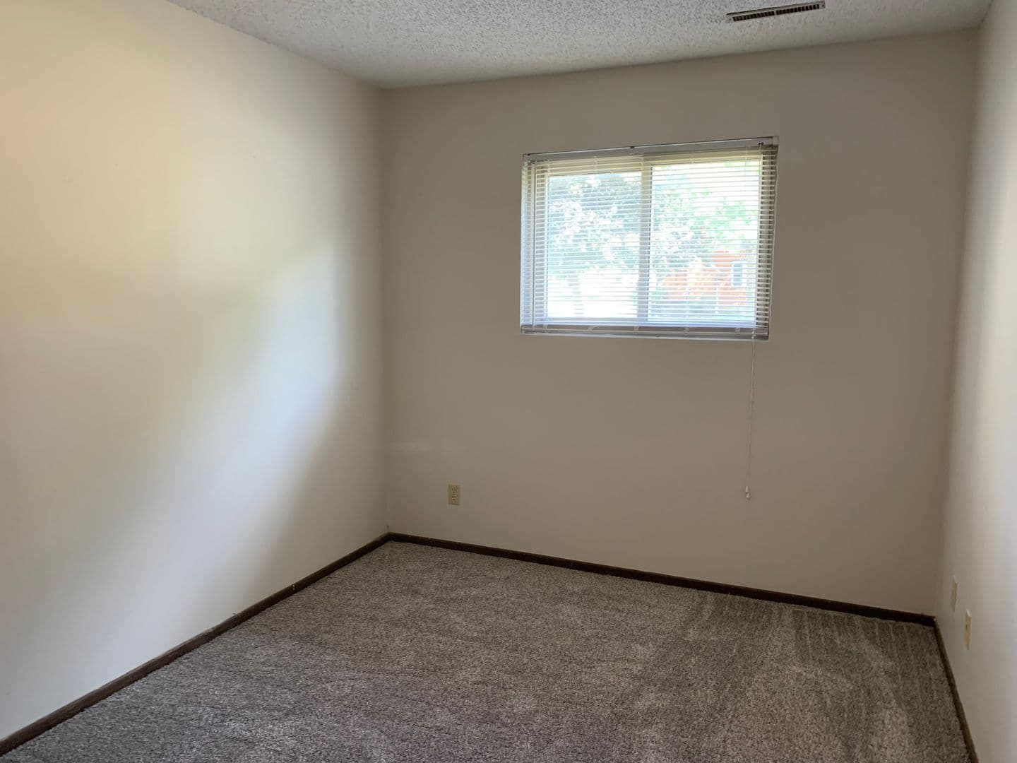 Ames Apartment: 121 Howard Ave