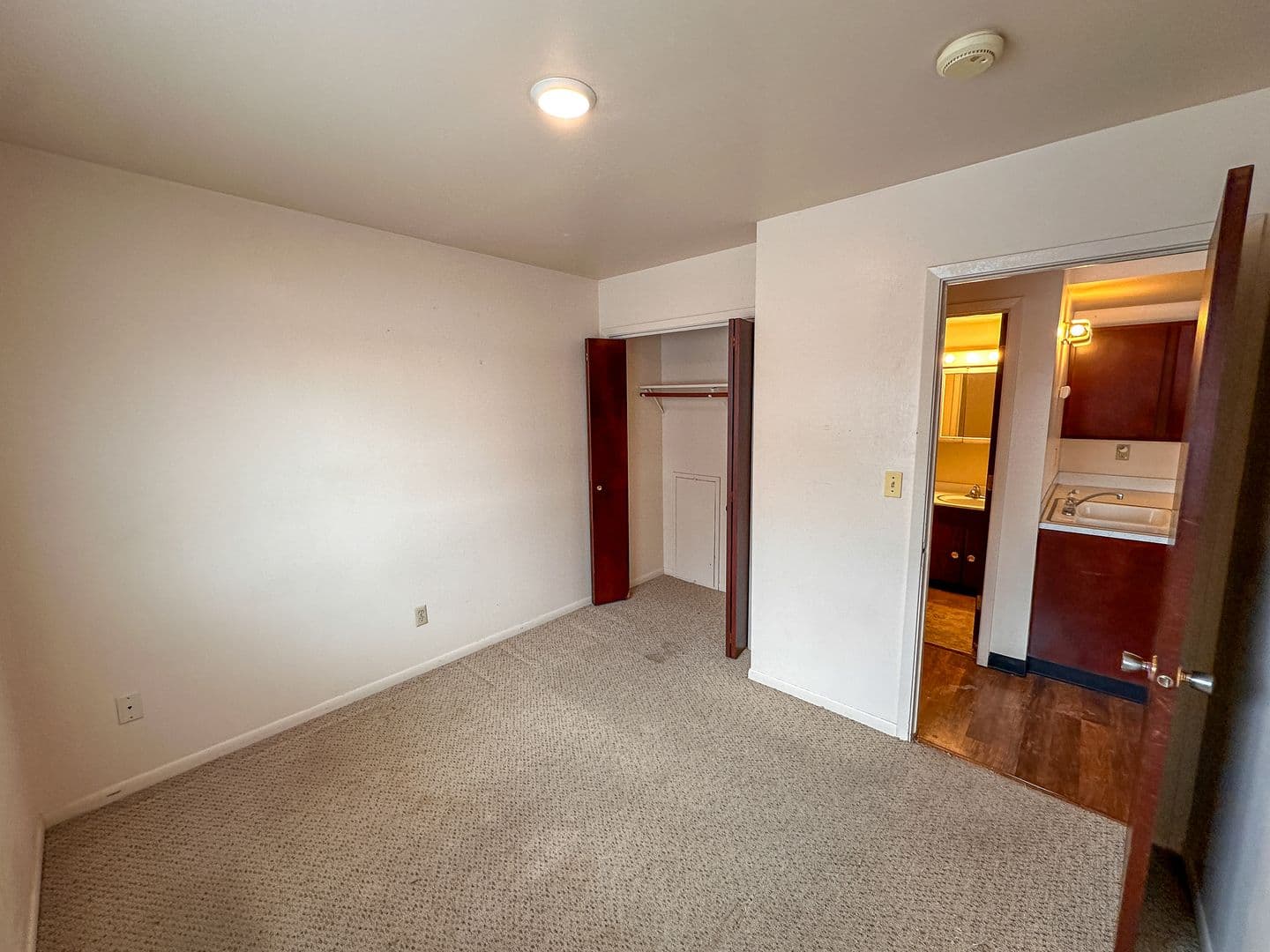 Ames Apartment: 129 S Oak Ave