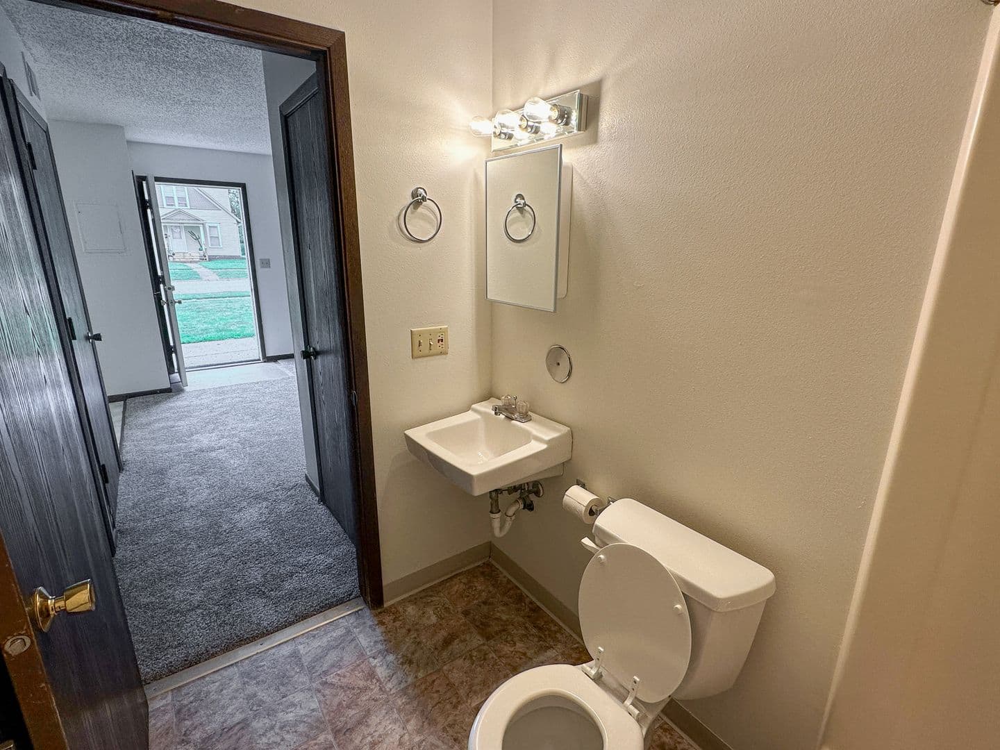 Ames Apartment: 219 Washington Ave