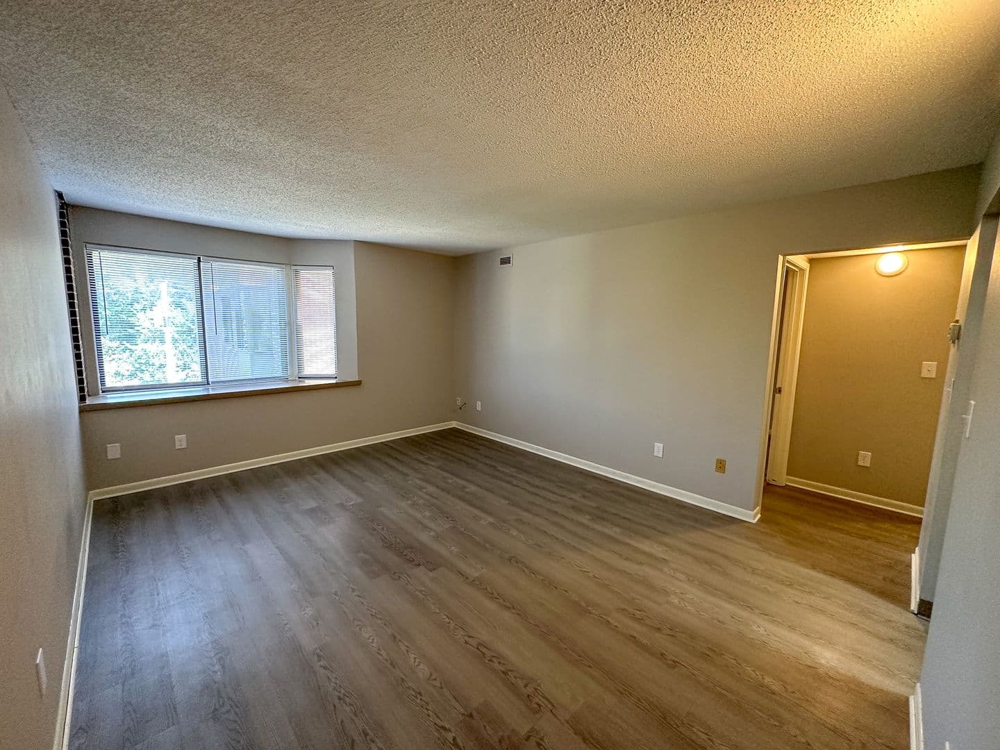 Ames Apartment: 246 N Hyland Ave