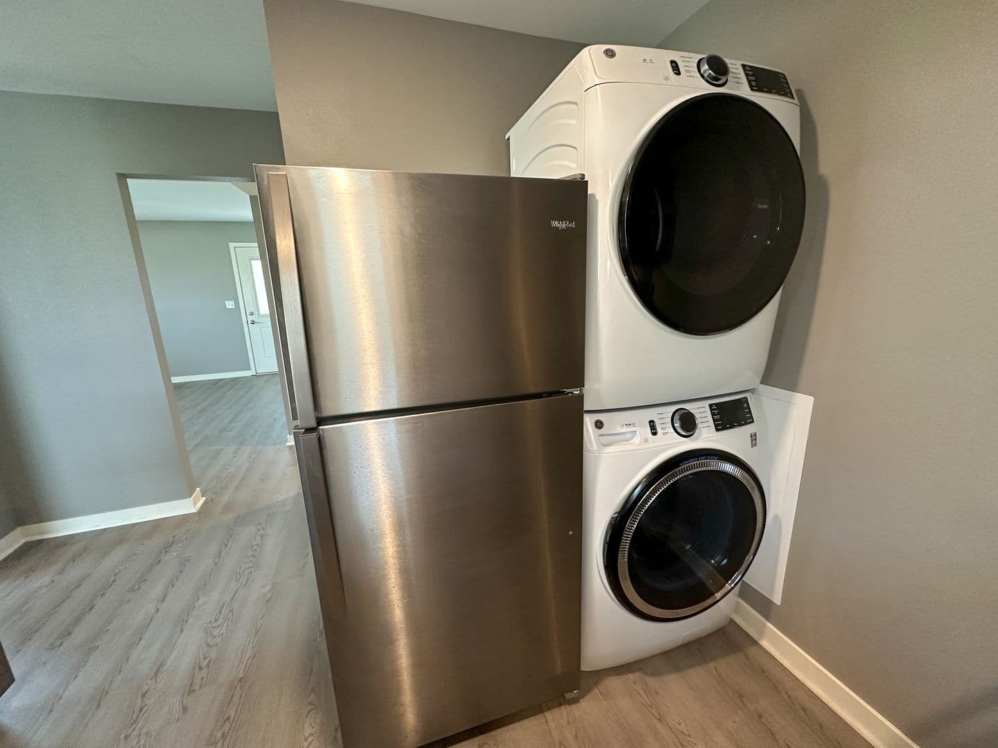 Ames Apartment: 218 S Dakota Ave