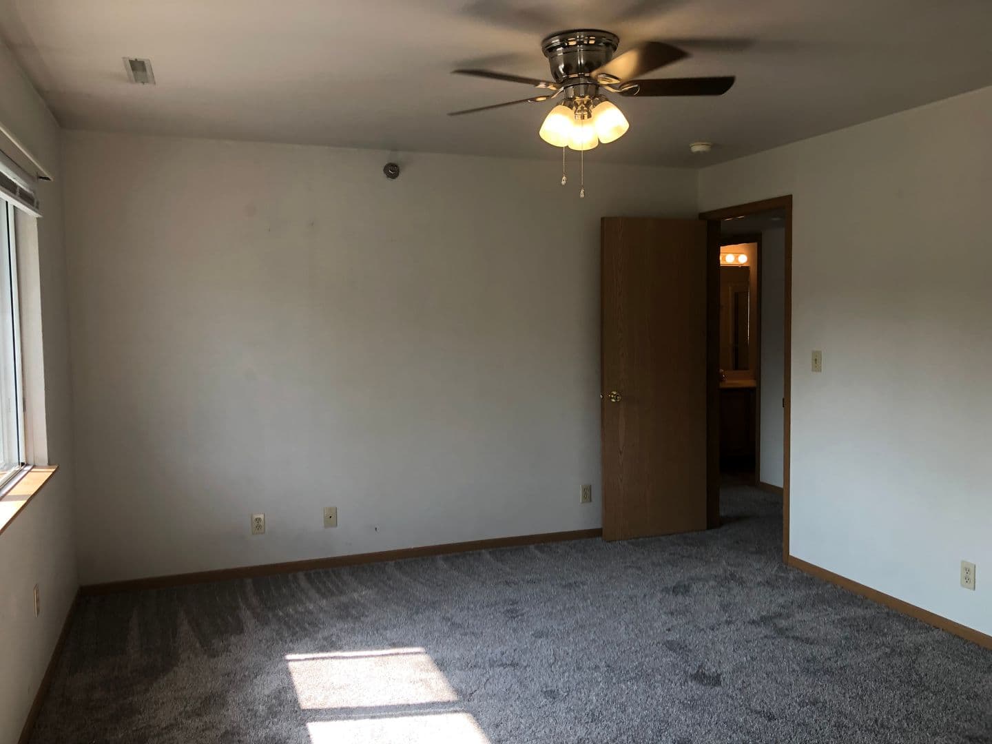 Ames Apartment: 258 N Hyland Ave