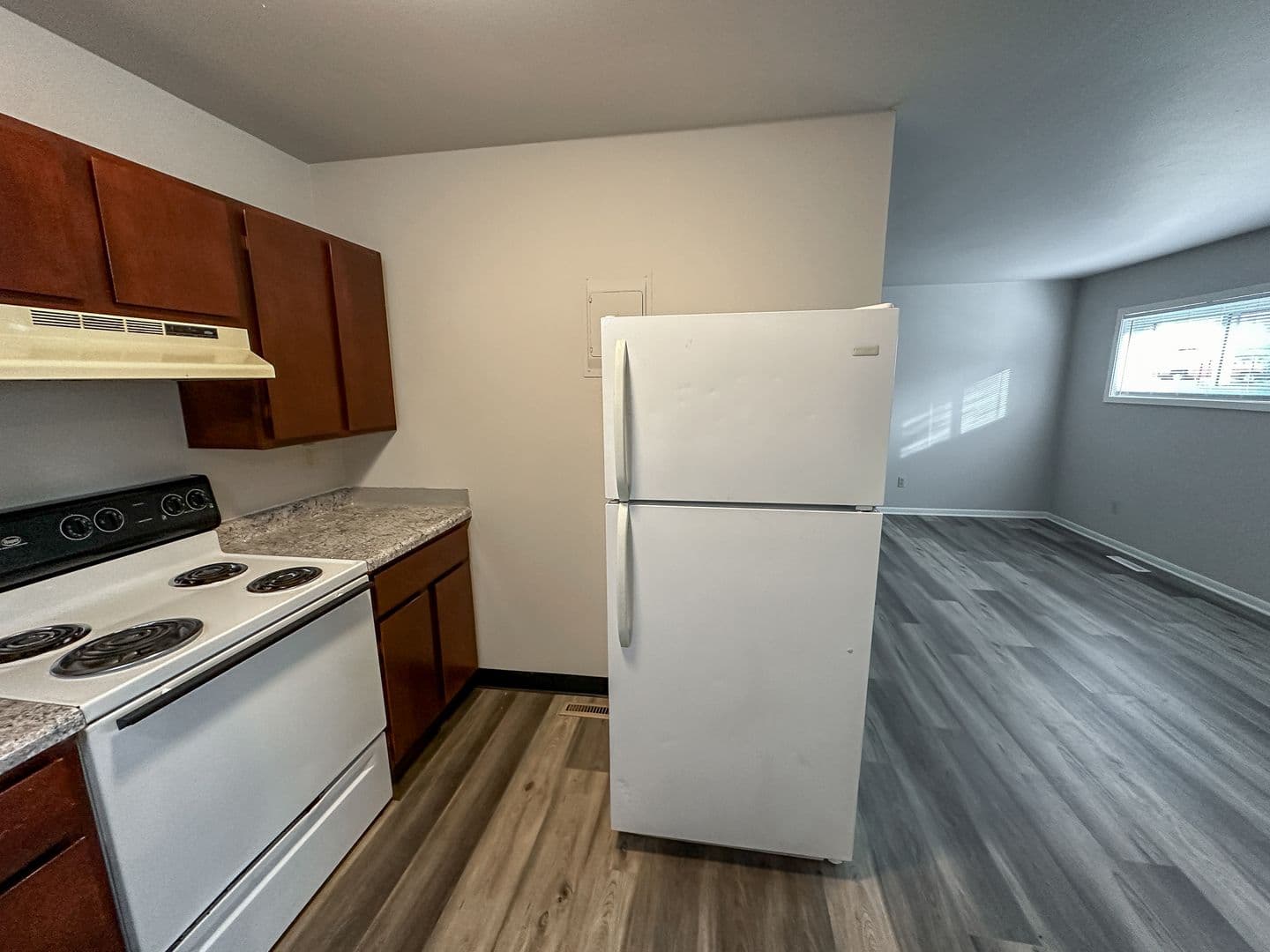 Ames Apartment: 129 S Oak Ave