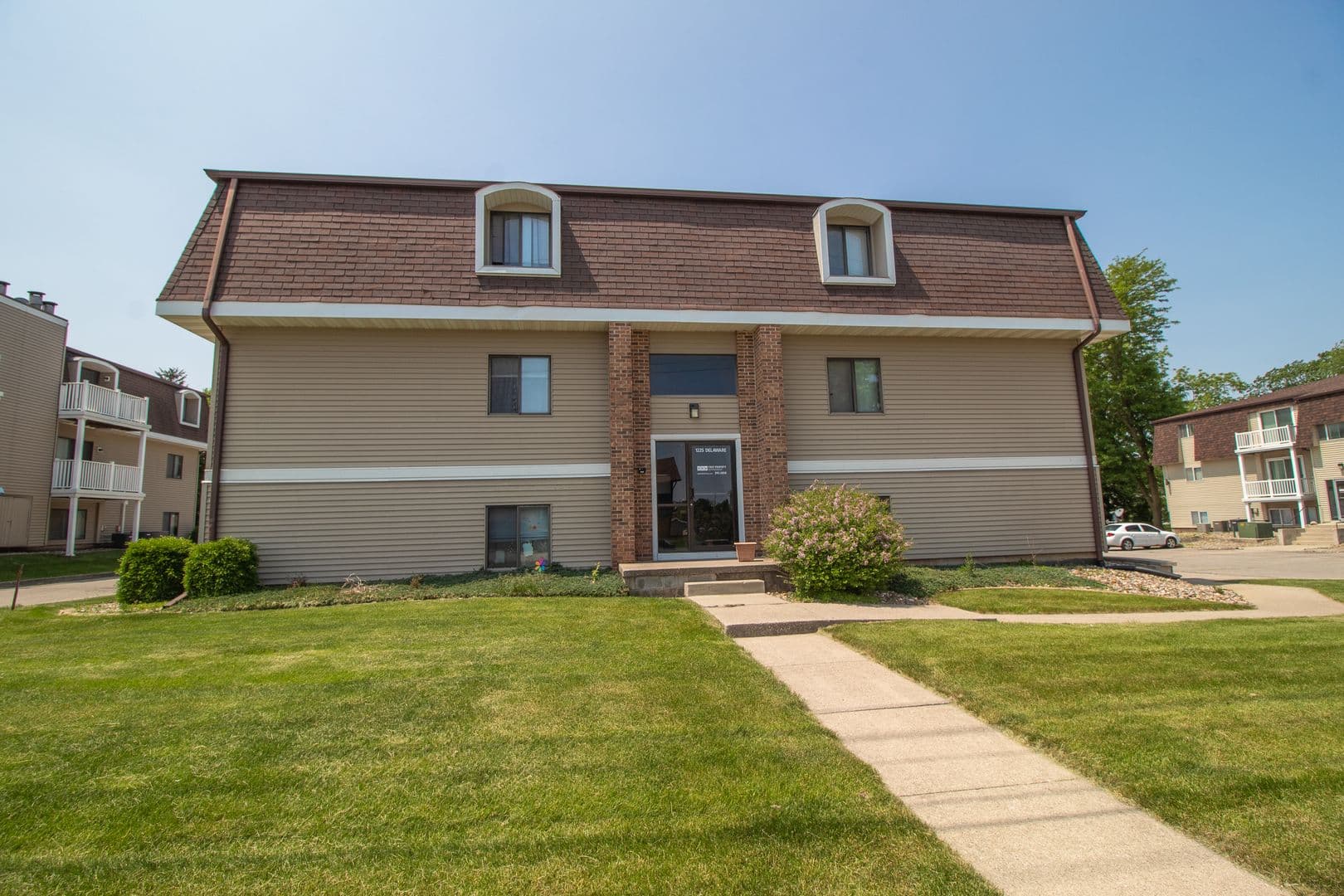 Ames Apartment: 1225 Delaware Ave