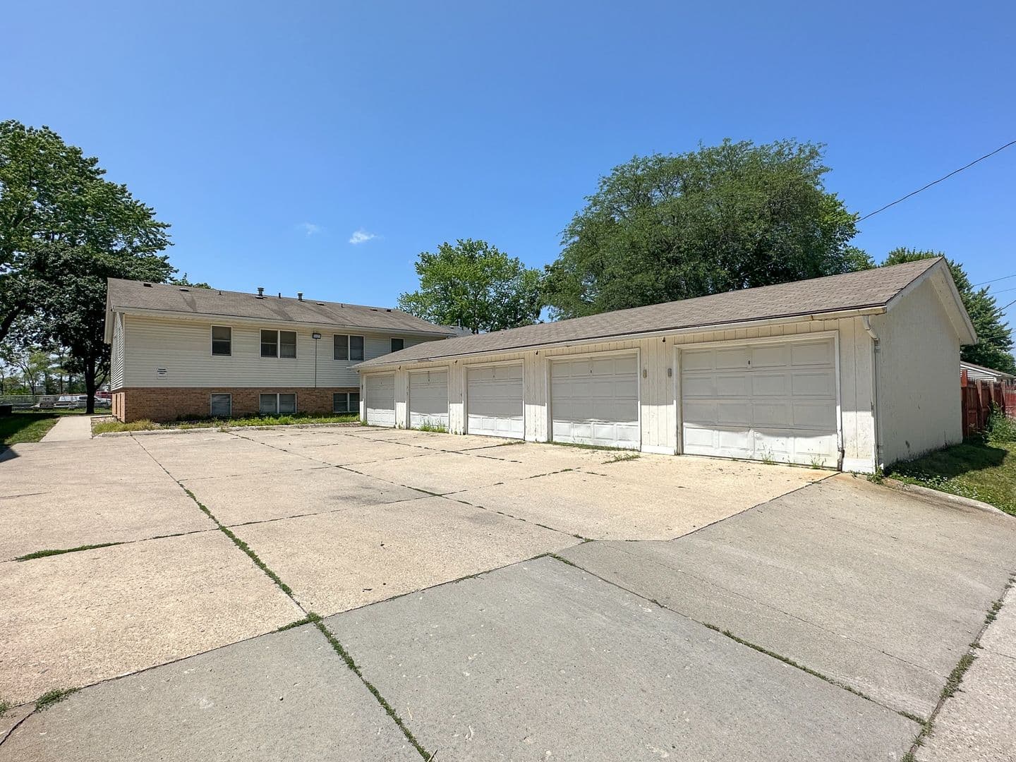 Ames Apartment: 212 S Walnut Ave