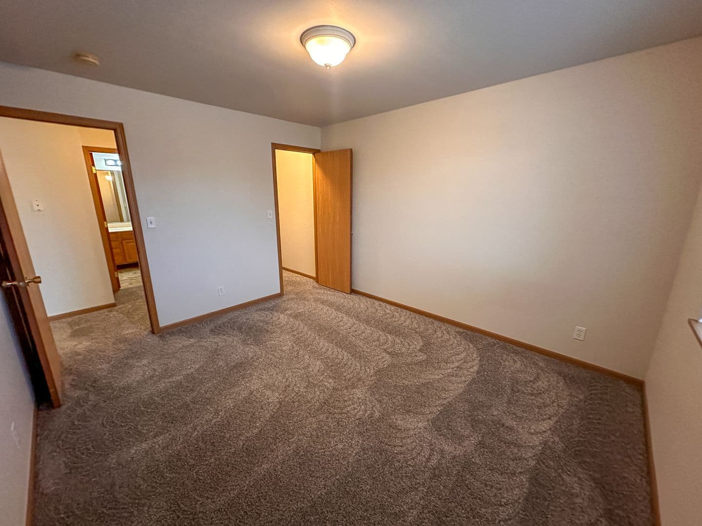 Ames Apartment: 1401 N Dakota Ave