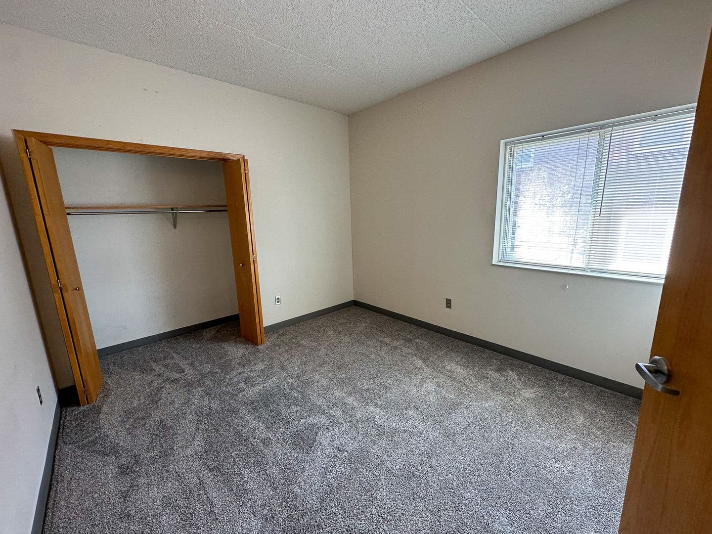 Ames Apartment: 244 N Hyland Ave