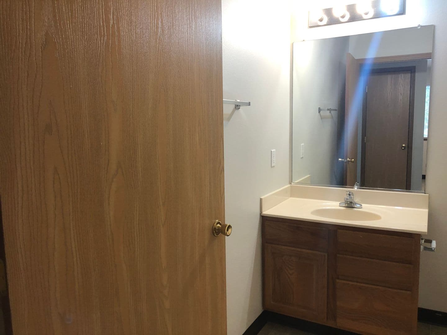 Ames Apartment: 1401 N Dakota Ave