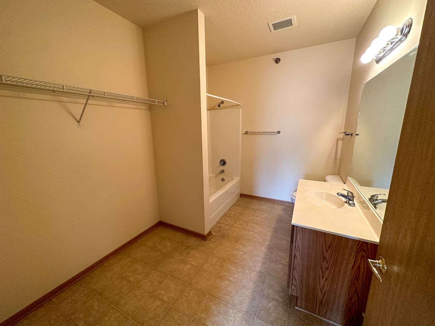 Ames Apartment: 210 Gray Ave