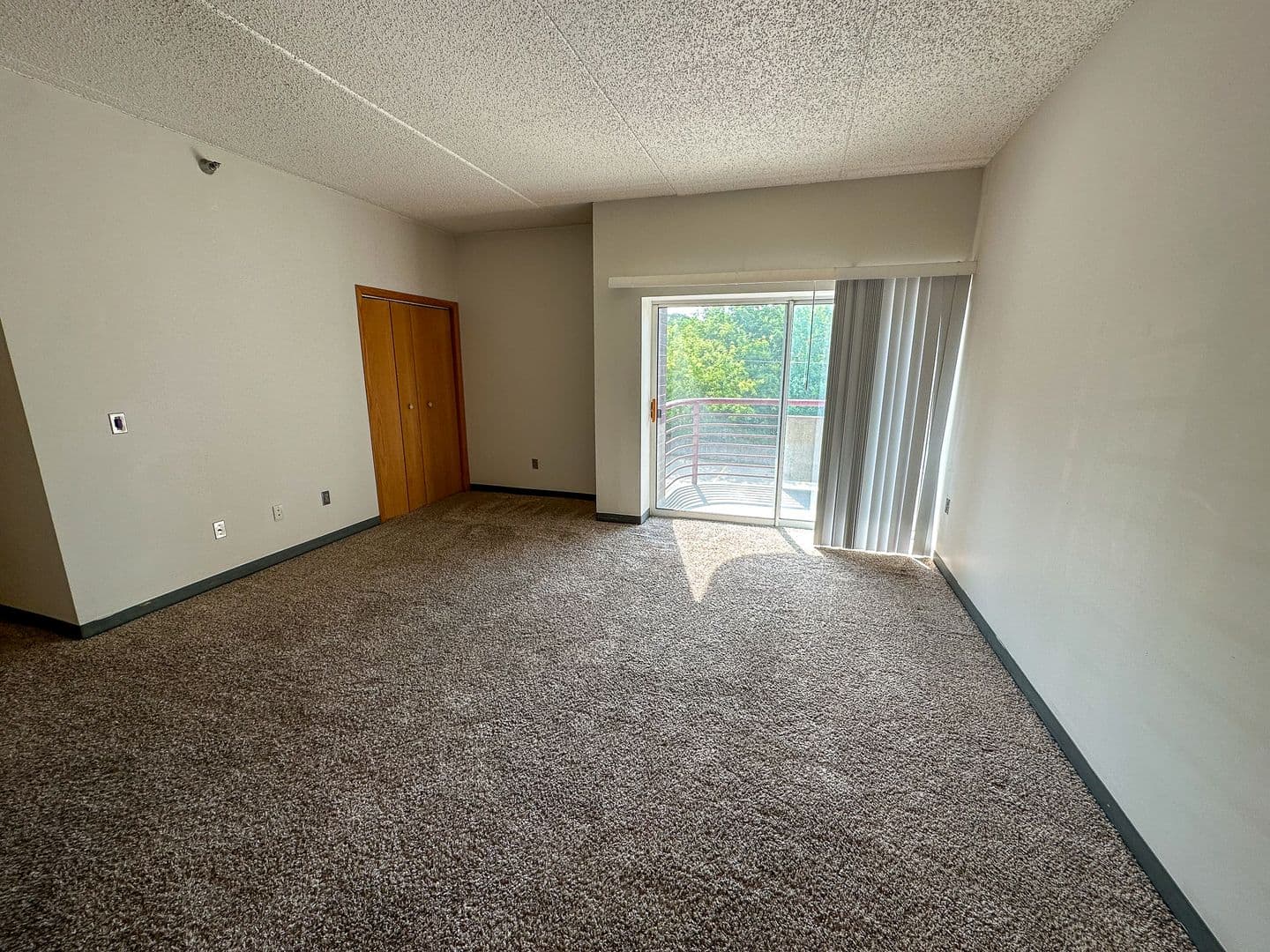 Ames Apartment: 245 N Hyland Ave